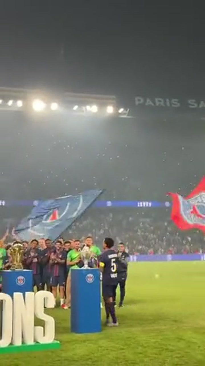 关于巴黎勇夺里昂，跃至积分榜榜首之上的信息