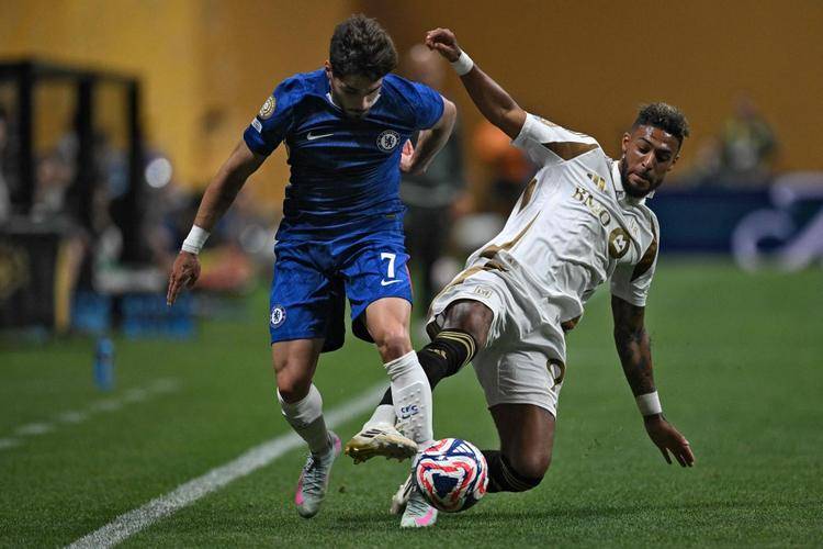 关于足球比赛中哪支球队将成为黑马冲到前列？的信息