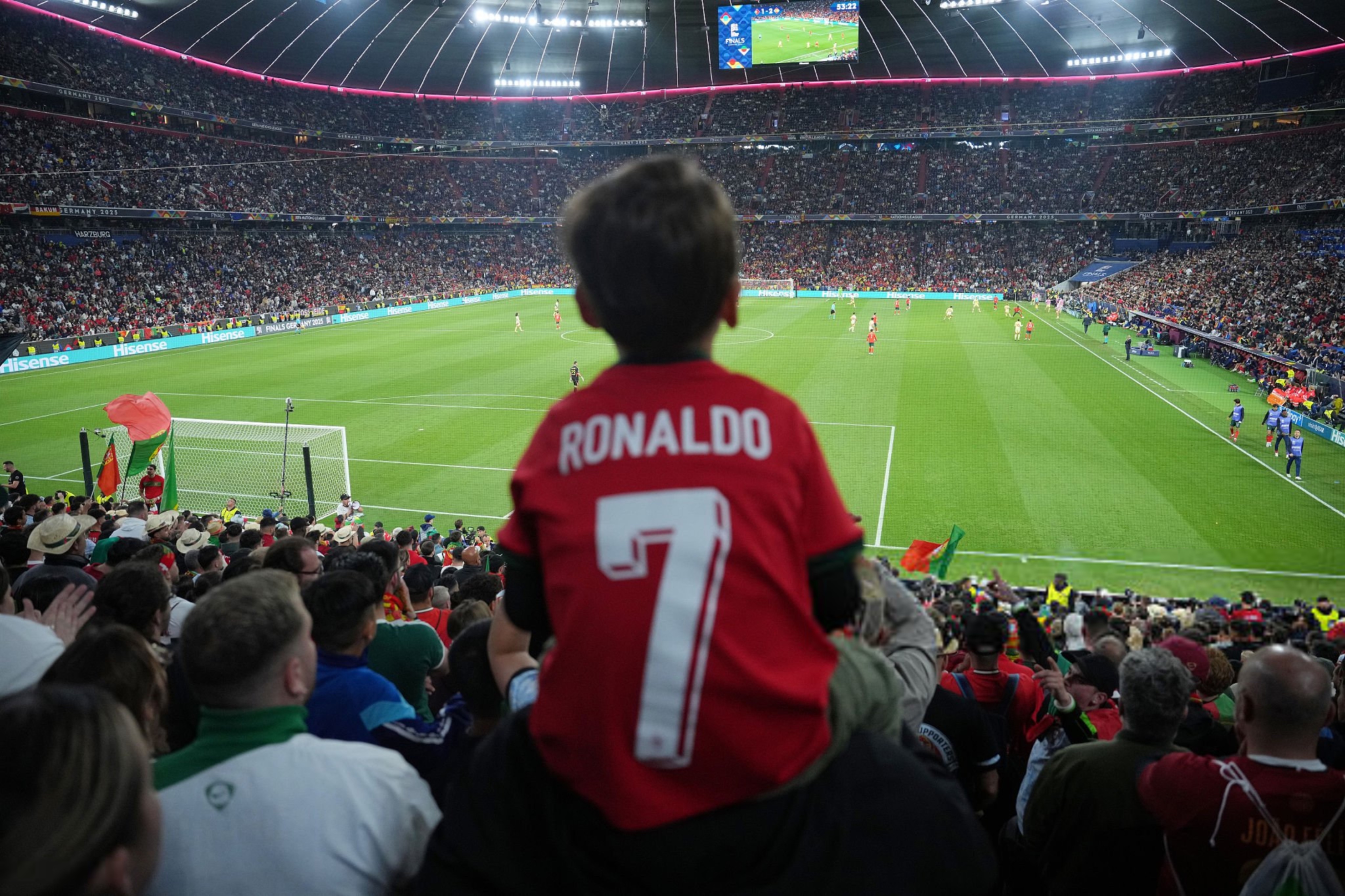 足球赛事传奇巨星现身，引发球迷狂热的简单介绍