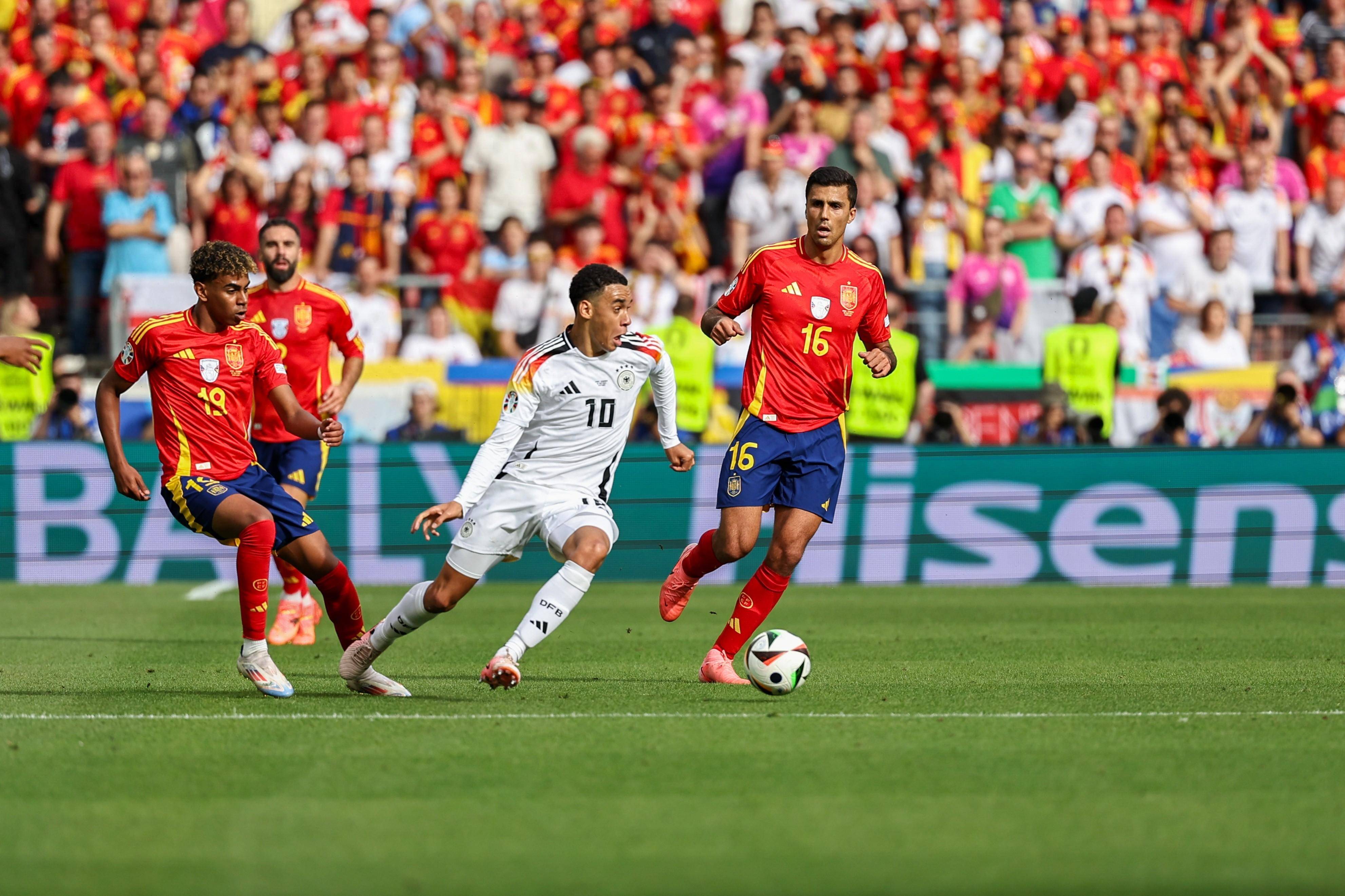 阿德里亚诺今夜绝杀，率领球队晋级下一轮的简单介绍