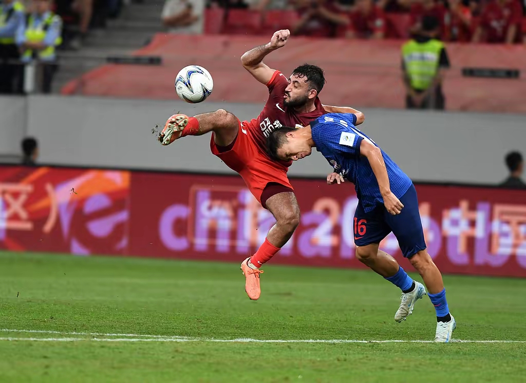 包含欧洲预选赛球员实力大比拼，场上对抗激烈的词条