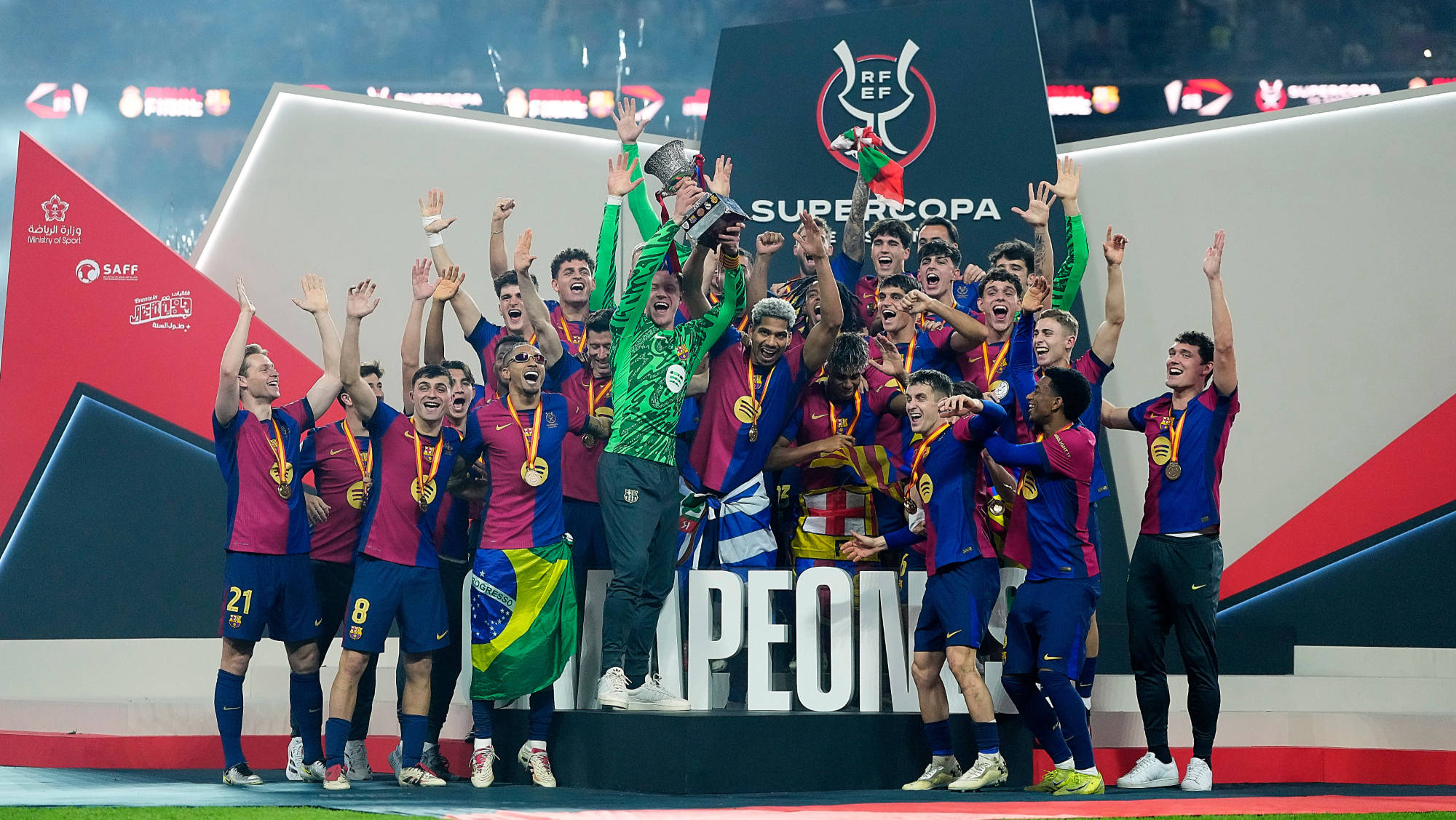 九游娱乐教练-西班牙队在男子足球比赛中拿下胜利