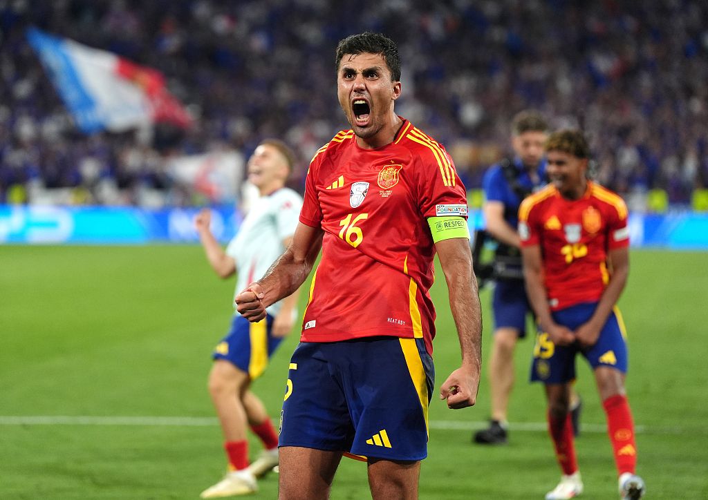 西班牙队在男子足球比赛中拿下胜利