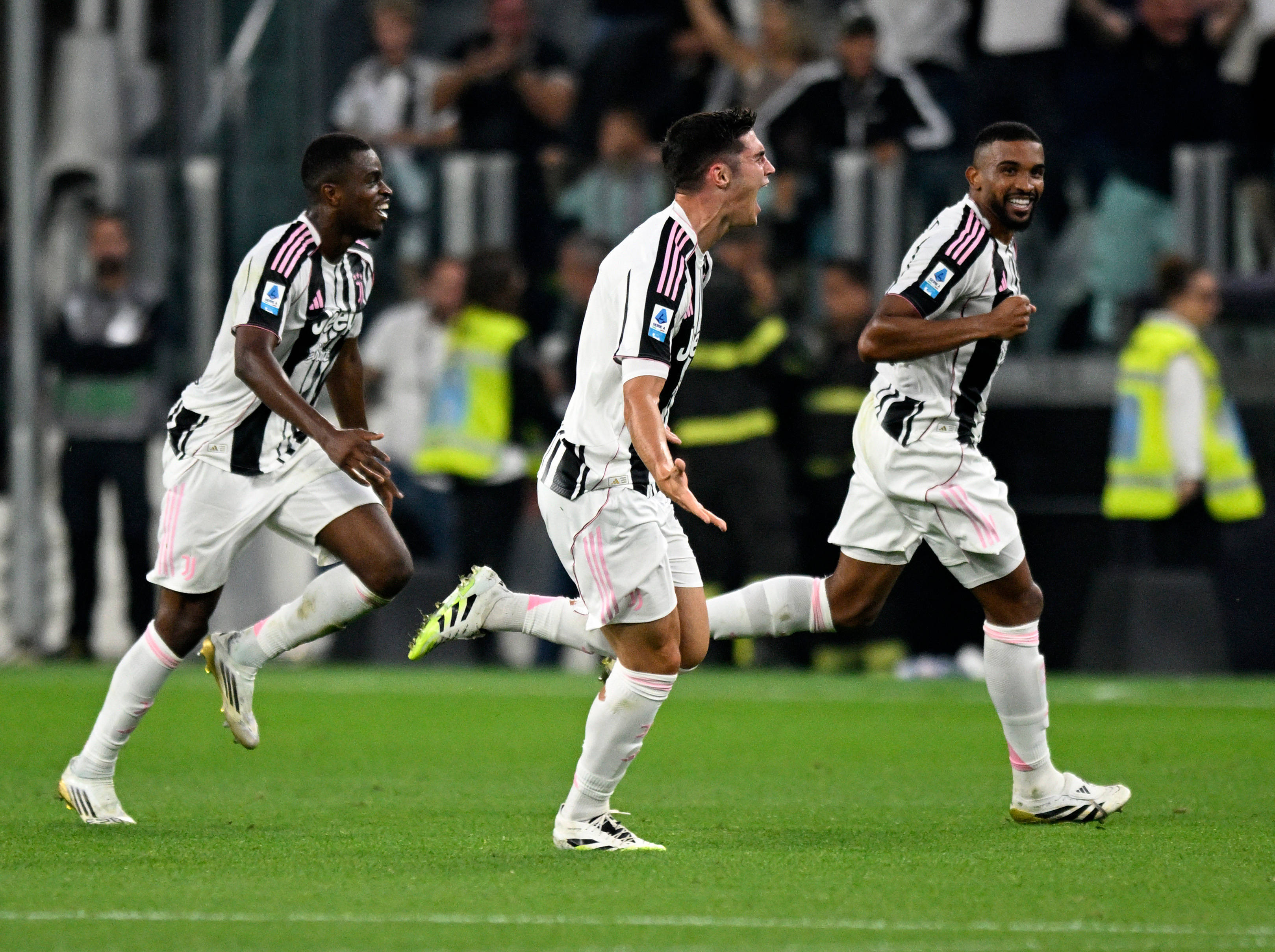 九游娱乐平台-包含尤文图斯客场大胜AC米兰,C罗绝杀独造两球成最佳宠儿的词条