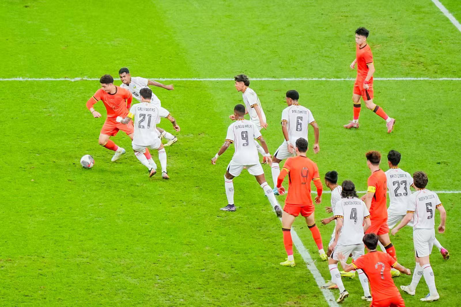 亚洲国际足球赛中中国队大获全胜