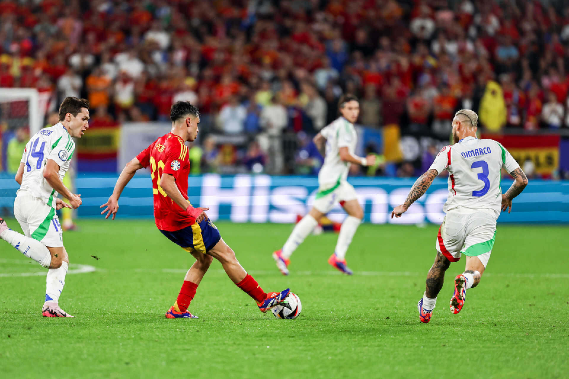 九游娱乐直播-意大利队在对阵威尔士队的比赛中表现出色,小组出线