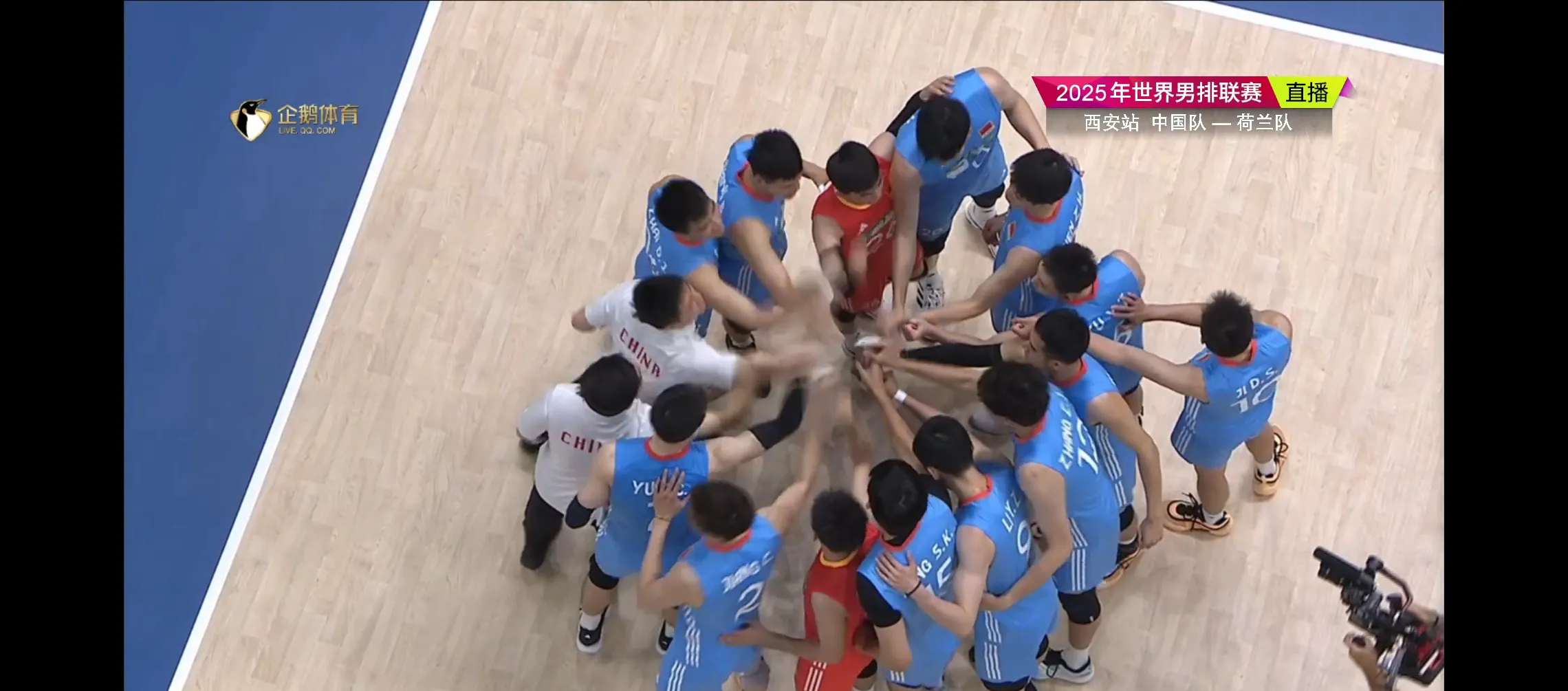 队伍奋战在赛场，为胜利而努力