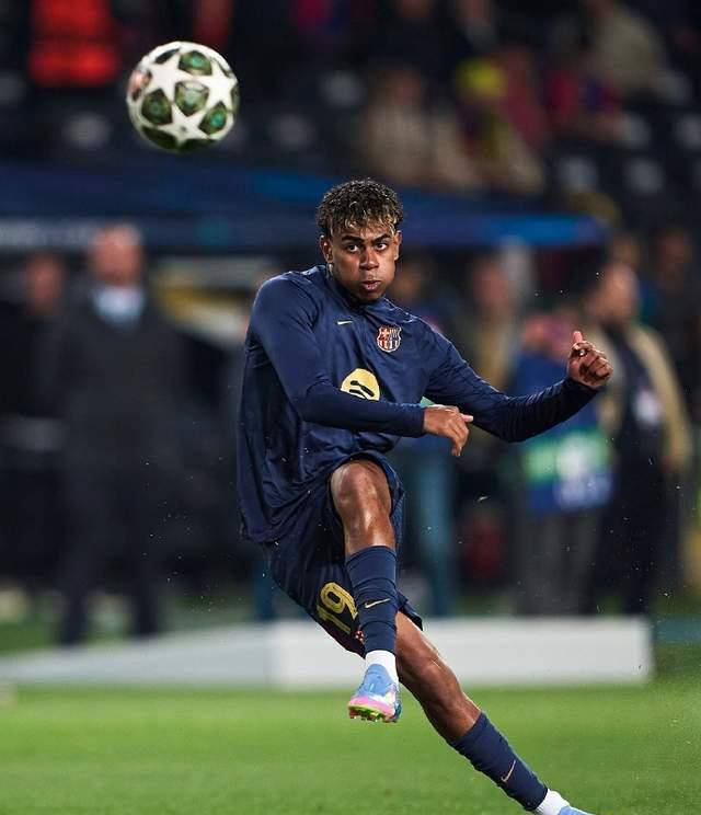 塞维利亚的球员在赛场上表现抢眼的简单介绍