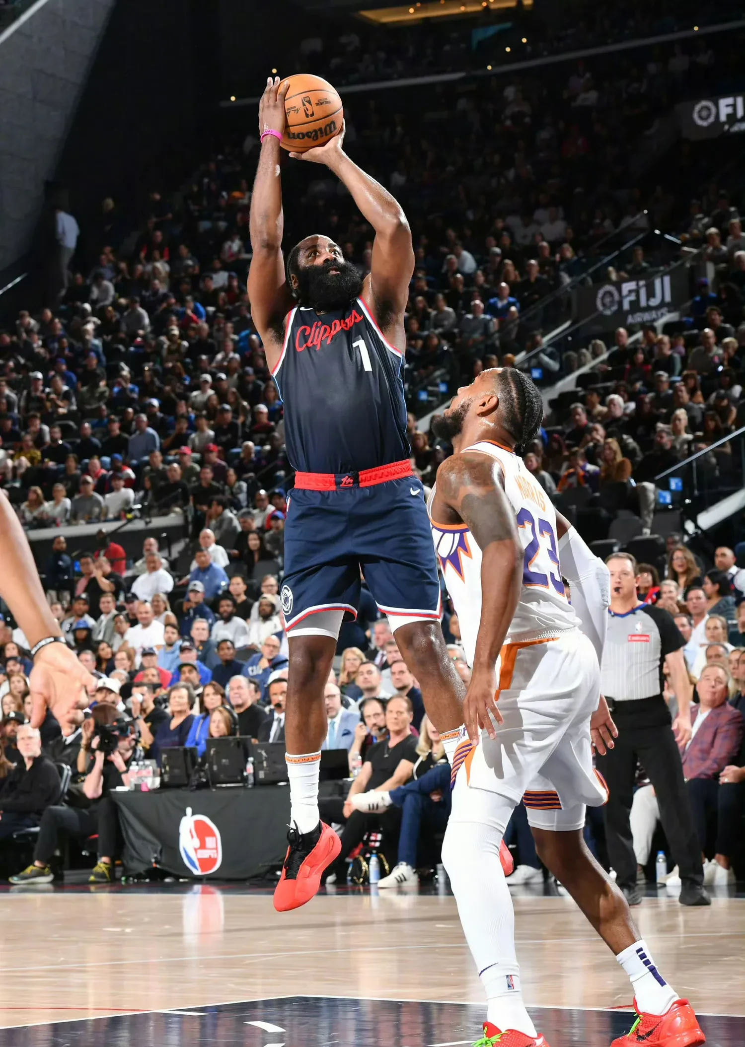 火箭主场力克湖人，哈登砍下关键三分的简单介绍