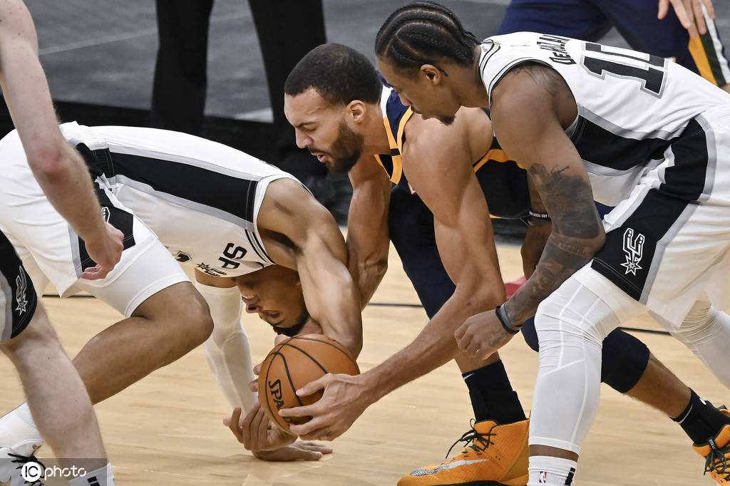 爵士继续领跑，大胜马刺取得四连胜