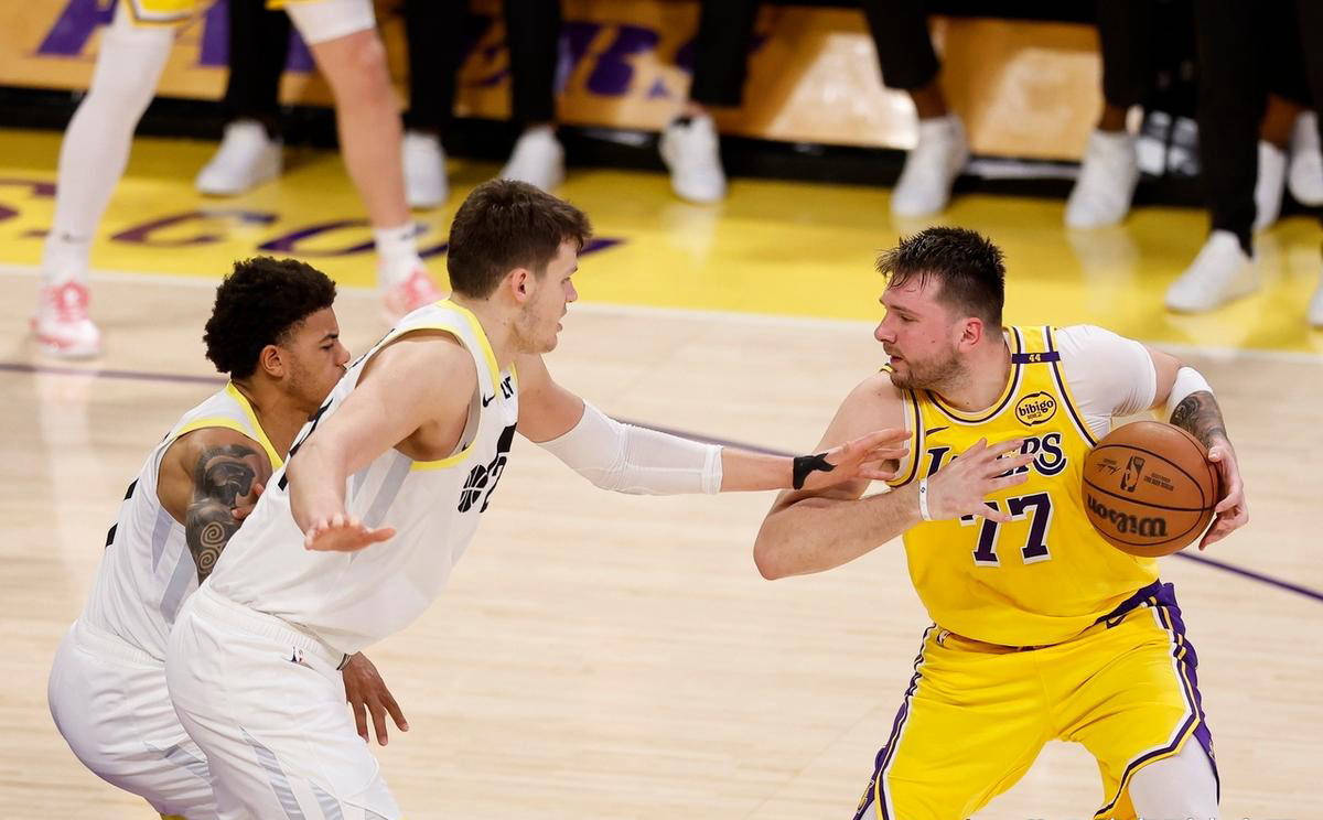 九游娱乐vip注册-爵士主场擒湖人,取得关键胜利