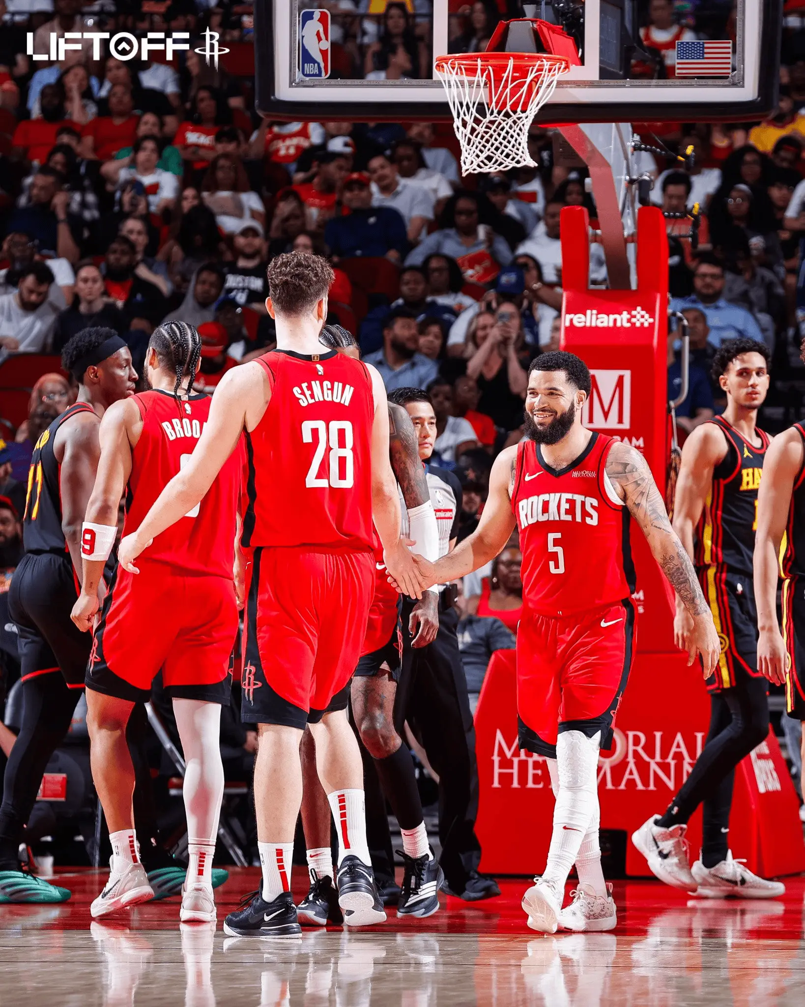 包含NBA季后赛纷争不休，球队对抗火药味浓烈的词条