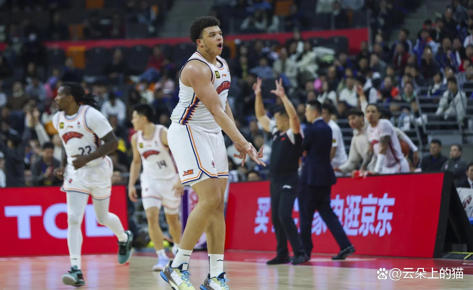 篮球队引进新外援，备战季后赛