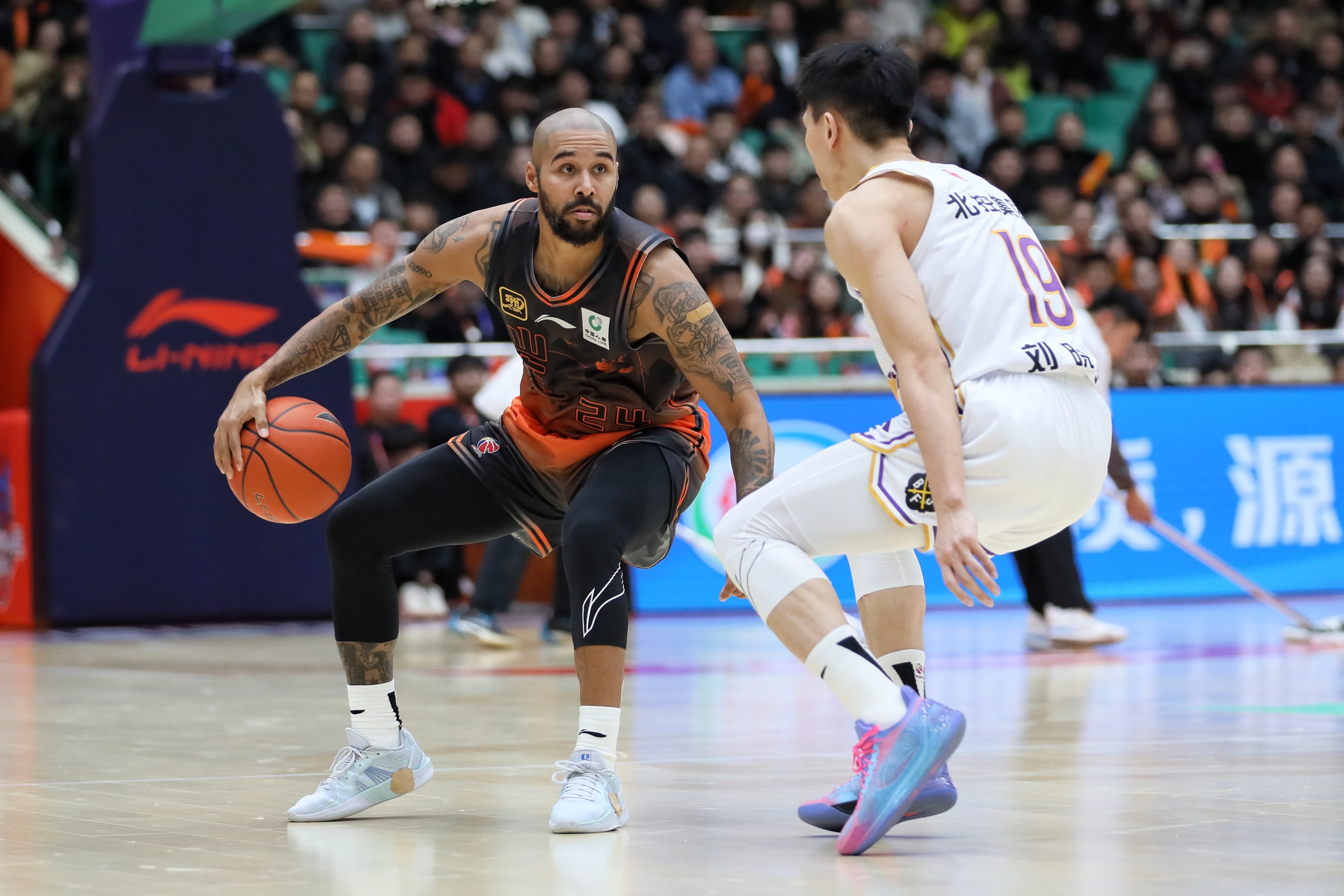 篮球队引进新外援，备战季后赛